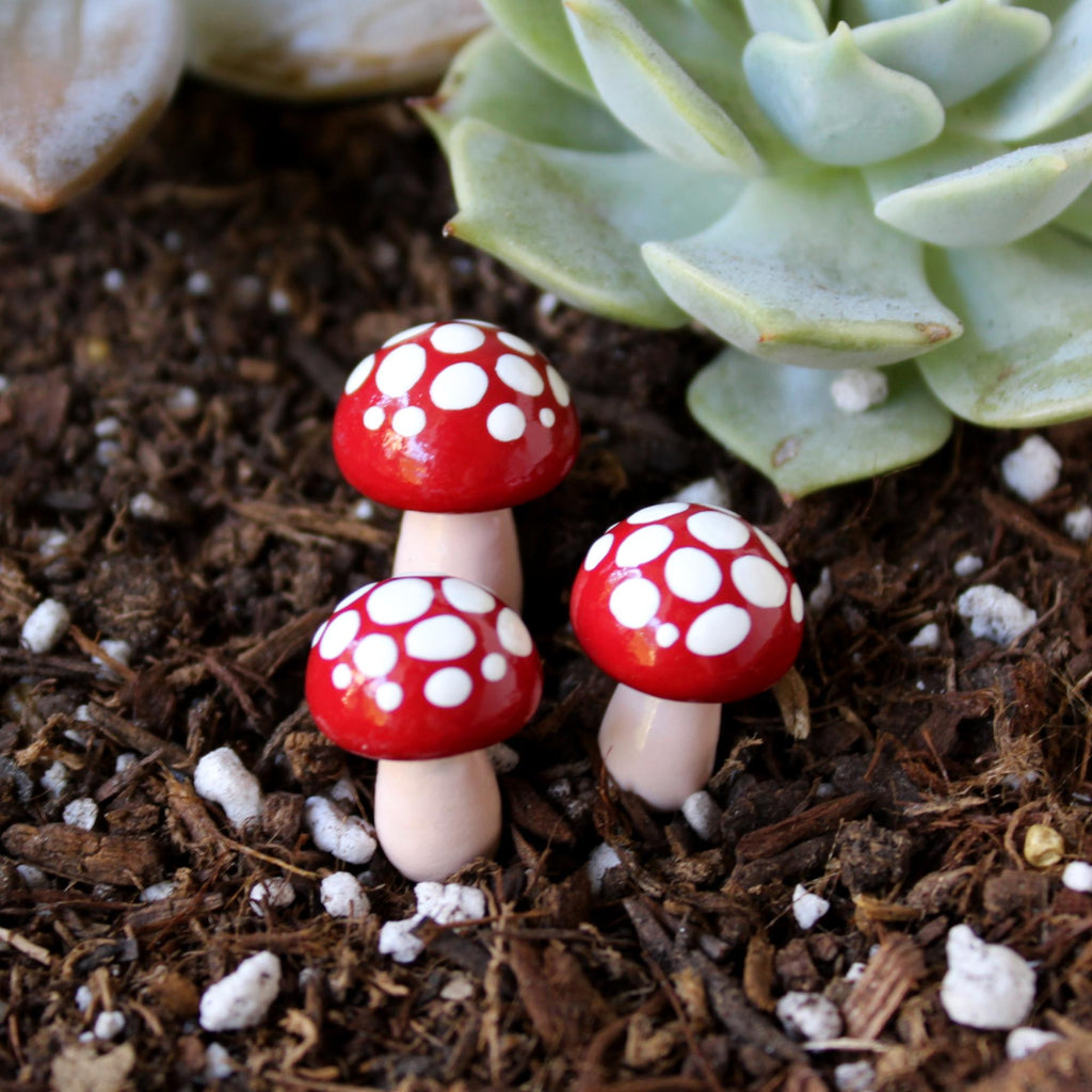 Fairy Garden Mushrooms - Red Set of 4 by Mariposa Miniatures